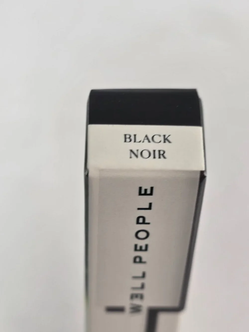 Well People Expressionist Volumizing Mascara Blk